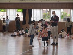 プレゼントを渡す様子