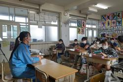 質問に答える様子