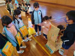 説明を聞く1年生
