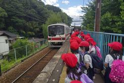 電車を待つ様子