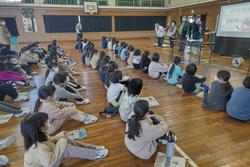 説明を聞く様子