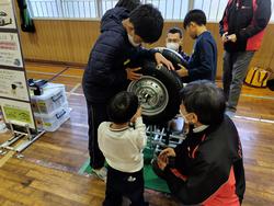 部品取り付けの様子