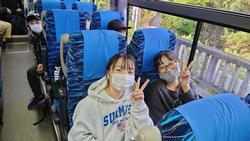 1組車内女子2人