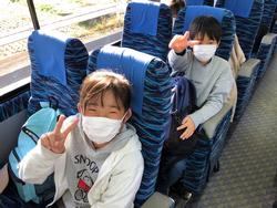 2組バス車内2人