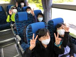 2組バス車内数人