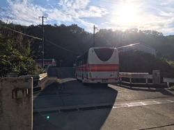 出発したバス