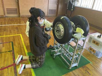 組立工程を体験する児童(1)