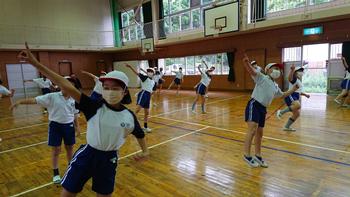 ダンスを練習している様子(1)