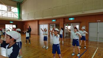 ダンスを練習している様子(4)