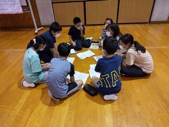 夜の集いの様子(1)