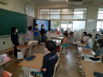 手話講座を受ける児童(2)