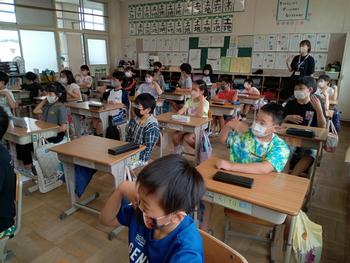ろう講師の話を聞く児童(2)