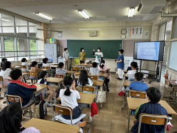 手話講座を受ける児童(1)