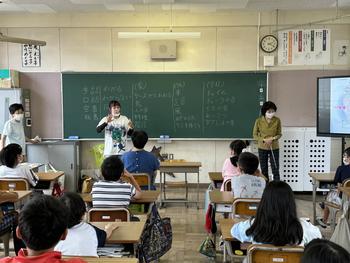 ろう講師の話を聞く児童(1)