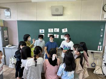 手話を教わる児童