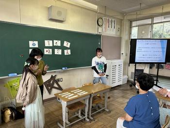 ろう講師にクイズを出す児童