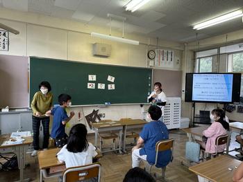 ろう講師にジェスチャーを行う児童