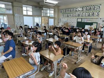 手話を学ぶ児童