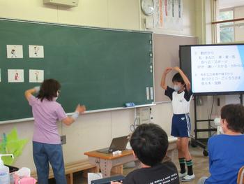 ろう講師と会話をする児童