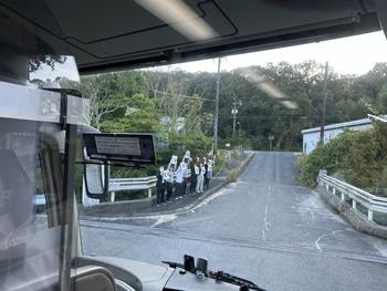 お見送りをする先生