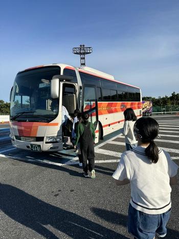 トイレ休憩からバスに乗り込む児童