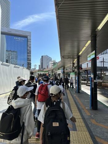 広島駅に到着し広島電鉄に向かう児童