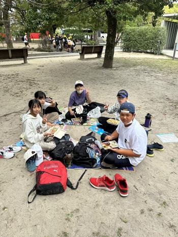 お弁当を食べる児童(2)