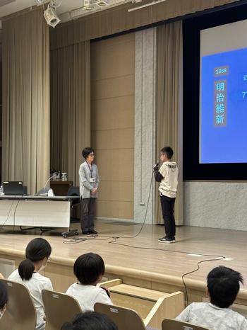 講師の先生に謝辞を述べる児童