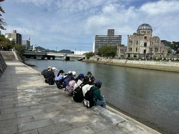 碑めぐりを行う児童(1)