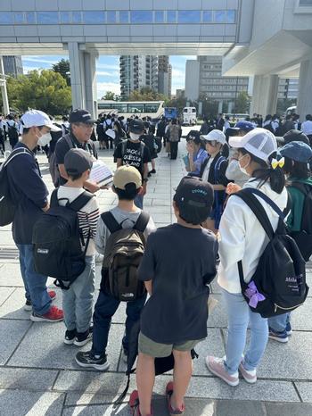 碑めぐりを行う児童(2)