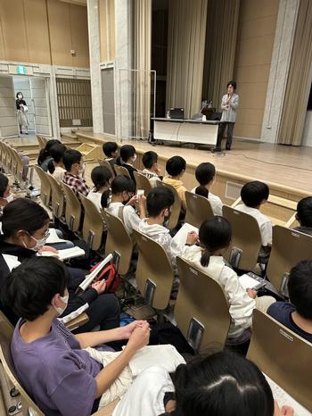 講話を聞く児童