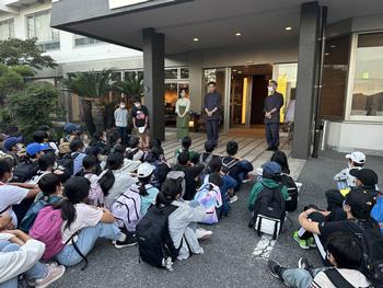 入館式を行う児童
