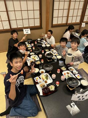 夕食を楽しむ児童(1)