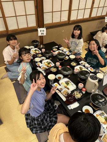 夕食を楽しむ児童(2)