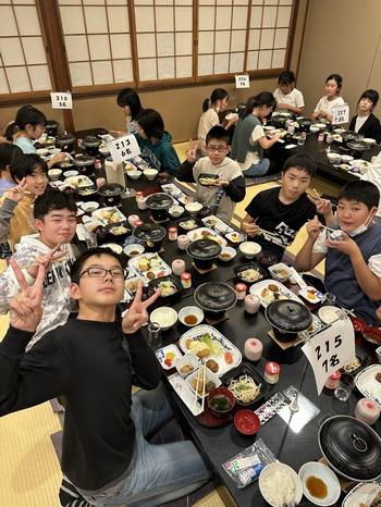 夕食を楽しむ児童(3)
