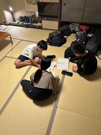 班別会議を行う児童(1)