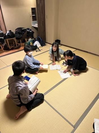 班別会議を行う児童(2)