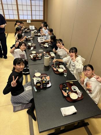 朝食を食べる児童