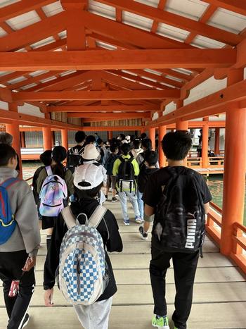厳島神社を参拝する児童(2)