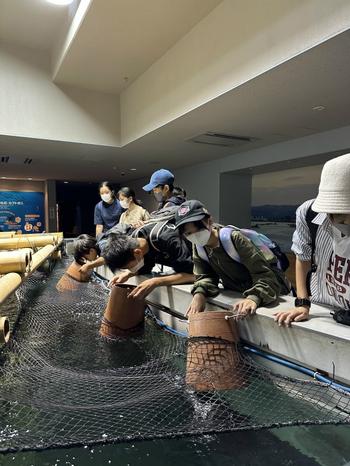 水族館を楽しむ児童(1)