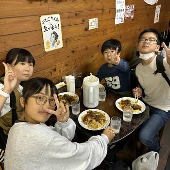 お好み焼きを食べる児童(2)