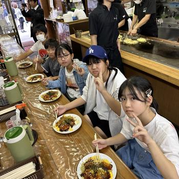 お好み焼きを食べる児童(1)