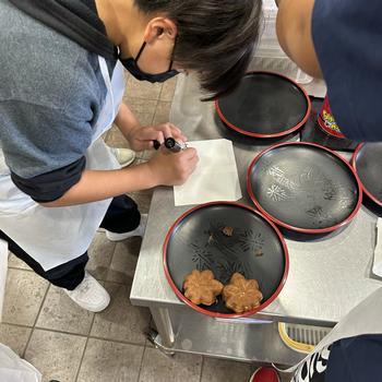 もみじ饅頭を作る児童(5)