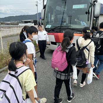 バスに乗り込む児童