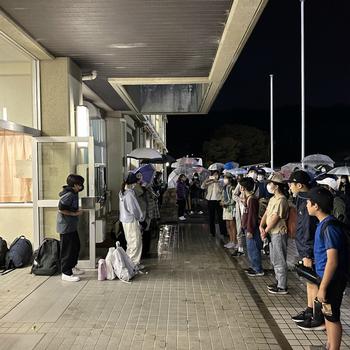 解散式を行う児童
