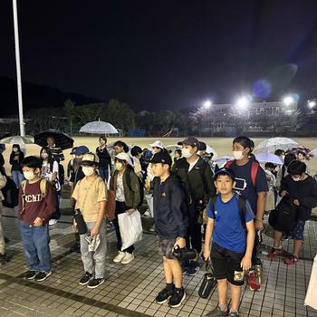 解散式を行う児童(2)