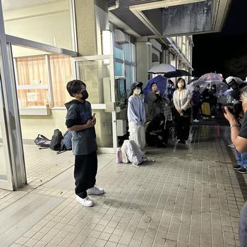 解散式を行う児童(3)