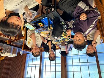 お弁当を食べる児童(2)