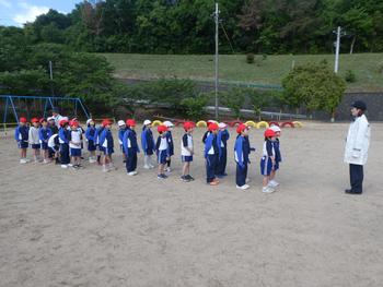 お巡りさんの話を聞く1年生
