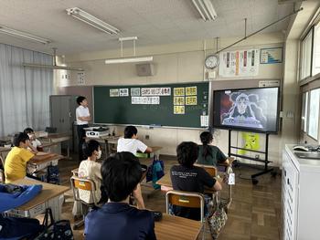 税金の動画を見る児童